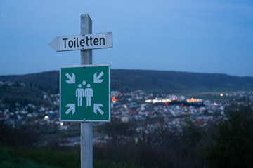 Strassenschild Zeichen Dämmerung