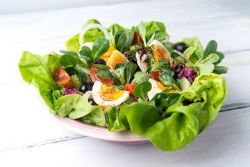 Insalata mediterranea con verdure fresche e uova sode