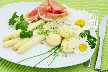 Weisser Spargel mit jungen Kartoffeln und Schinken, Textraum