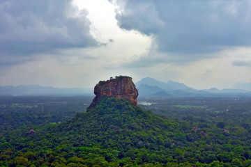Spektakulärer Berg (Sgiriya Rock) im Dschungel von Sri Lanka mit dramatischem Himmel und spektakulärer Bergkulisse