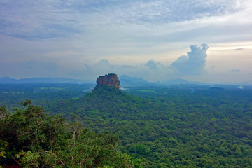 Spektakulärer Berg (Sgiriya Rock) im Dschungel von Sri Lanka mit dramatischem Himmel und spektakulärer Bergkulisse