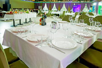 Served tables in restaurants and cafes, meals and drinks on the tables, room design.