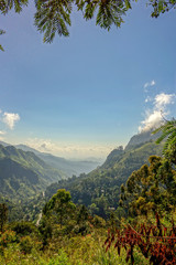 Zentrales Hochland von Sri Lanka mit dramatischem Himmel und grünen Bergen