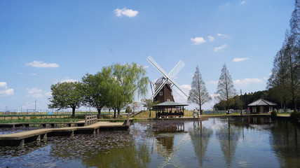 池に写る風車と空