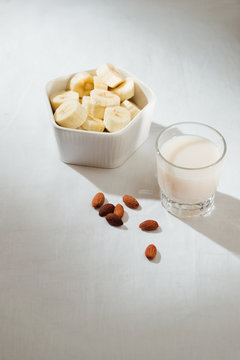 Banana Smothies Ingredients Milk Almonds