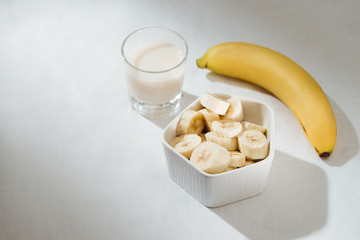 Banana smothies ingredients milk almonds