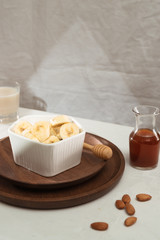 Banana smothies ingredients milk almonds