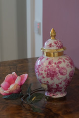Asiatische Dekoration - Amphore mit floralen Mustern