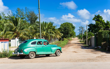 Amerikanischer grüner Oldtimer unterwegs nach Santa Clara in Cuba - Serie Kuba Reportage