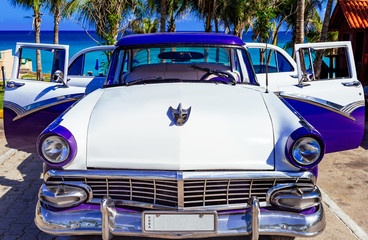 Blau weisser amerikanischer Oldtimer parkt am Strand in Varadero in Cuba - Serie Kuba Reportage