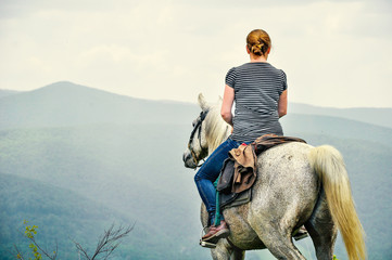 kobieta na koniu w górach - obrazy, fototapety, plakaty