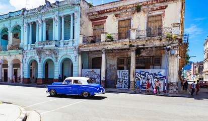 Amerikanischer blau weisser Cabriolet Oldtimer fährt auf der Hauptstrasse Jose Marti durch Havanna...