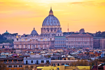 Fototapeta na wymiar The Papal Basilica of Saint Peter in Vatican sunset view