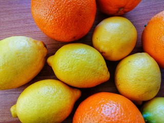 Obraz na płótnie Canvas oranges and lemons on the kitchen table