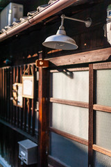 日本の木造家屋と電球