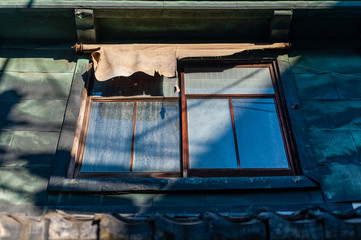 住宅地の古ぼけた窓