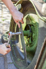 Messer beim Rasenmäher anbauen und befestigen