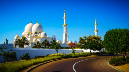 Fototapeta na wymiar Imposing Sheikh Zayed Grand Mosque in Abu Dhabi 13