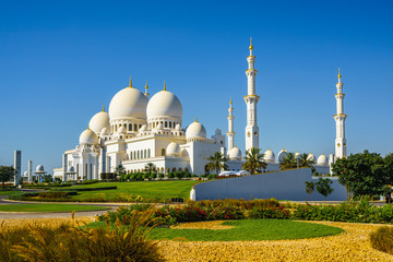 Fototapeta na wymiar Imposing Sheikh Zayed Grand Mosque in Abu Dhabi 2