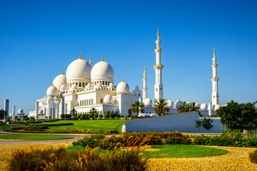 Fototapeta na wymiar Imposing Sheikh Zayed Grand Mosque in Abu Dhabi 22