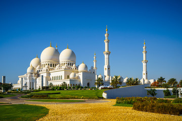 Fototapeta na wymiar Imposing Sheikh Zayed Grand Mosque in Abu Dhabi 6