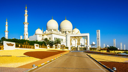 Fototapeta na wymiar Imposing Sheikh Zayed Grand Mosque in Abu Dhabi 18