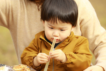 食事する親子