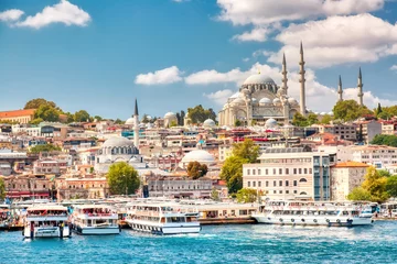 Touristische Besichtigungsschiffe in der Goldenen Hornbucht von Istanbul und Blick auf die Süleymaniye-Moschee mit dem Viertel Sultanahmet gegen blauen Himmel und Wolken. Istanbul, Türkei während des sonnigen Sommertages. © Nikolay N. Antonov