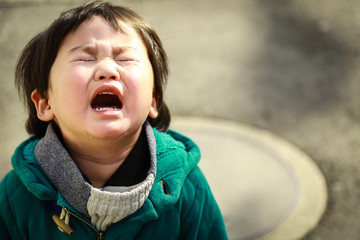 泣く男の子