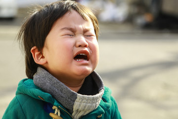 泣く男の子