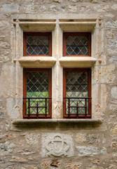 Fenêtre ancienne à Saint-Chély-sur-Tarn, France