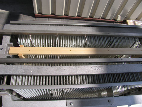 Stipper machine for heather honey