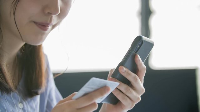 4K・ネットショッピング・若い女性