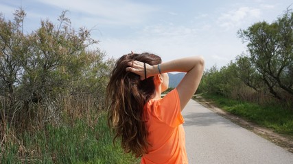 Chica haciendo coleta para hacer deporte