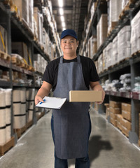 Worker Delivering products Sign the signature on the product receipt form with parcel boxes