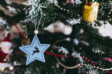 Décoration de Noel en forme d'étoile dans le sapin