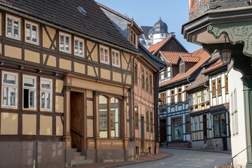 Gasse mit Fachwerkhäusern im Harz