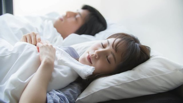 4K・睡眠・女性