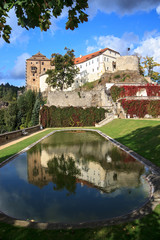 Fototapeta na wymiar Schloss Becov mit Spiegelbild im See im Schlosspark