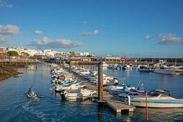 Fototapeta na wymiar Il porto di Puerto del Carmen sulla costa sud di Lanzarote, Isole Canarie