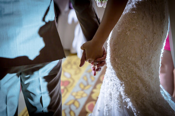 Obraz premium joined hands of newly wedded couple