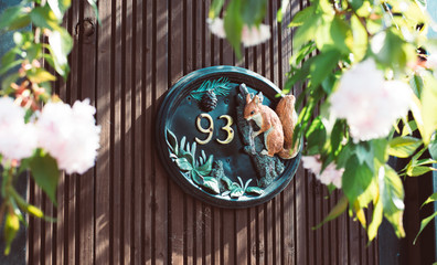 numer domu 93 z wiewiórką © magorzata