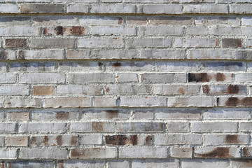 Moderne Fassadengestaltung und Wärmedämmung: Hauswand mit Ziegeln verkleidet