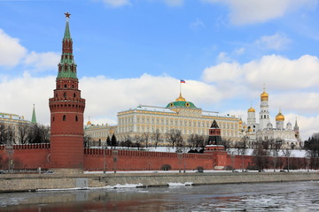 Obraz premium Moscow Kremlin and Moscow River during the spring breakup