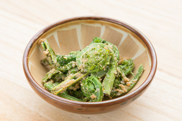 こごみの胡麻和え