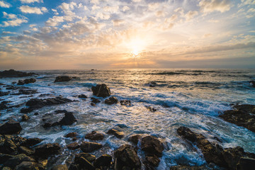 Obraz premium Ocean scenery with powerful waves at sunset