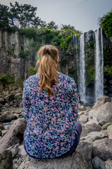 mujer mirando una cascada