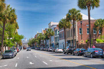 Obraz premium Charleston, Karolina Południowa - 6 kwietnia 2018: Ruch wzdłuż Meeting Street w pobliżu Washington Park. Charleston to znane miasto turystyczne