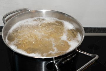 Pasta kochen im Topf