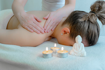 Physiotherapeutin macht eine Massage